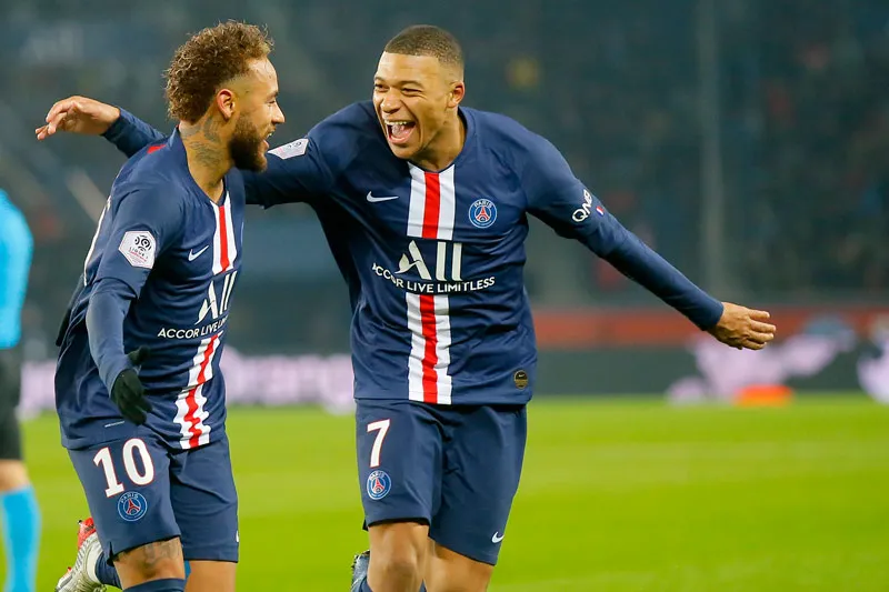 Mbappé celebra con Neymar un gol