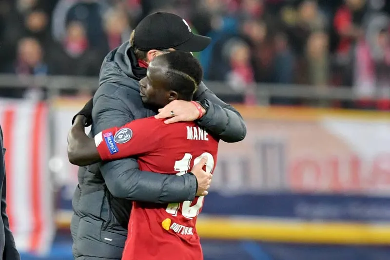 Sadio Mané se abraza con Klopp