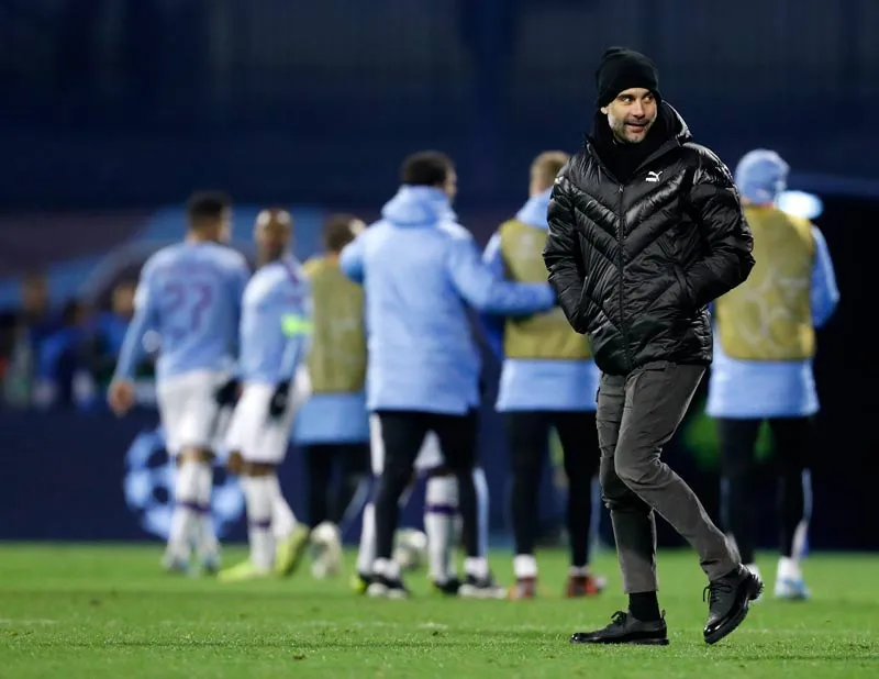 AP Guardiola antes de un juego del Man City