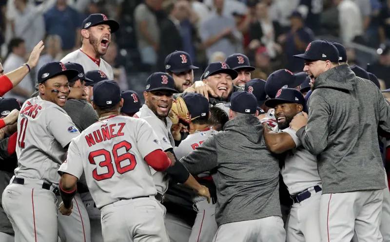 AP Los Medias Rojas de Boston celebran una victoria