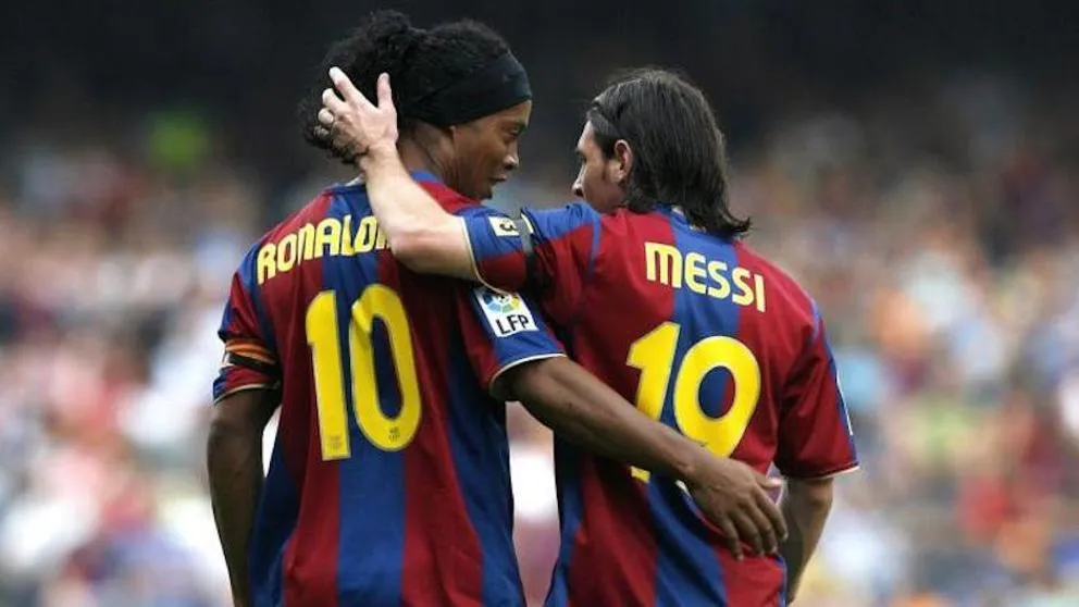 Ronaldinho platica con Messi cuando ambos jugaban en el Barça