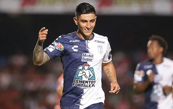Víctor Guzmán en un partido con Pachuca