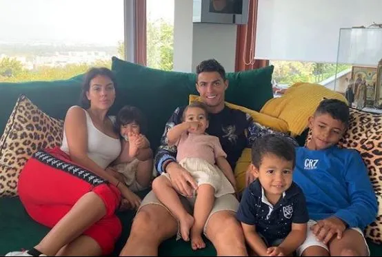 INSTAGRAM @CRISTIANO Cristiano convive con su familia