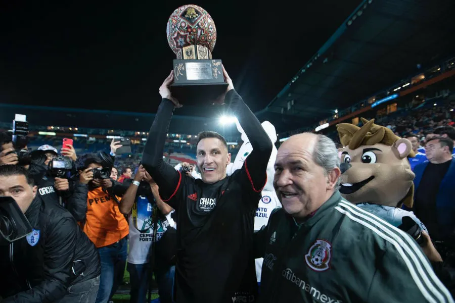 El 'Chaco' presume el balón huichol que le regalaron