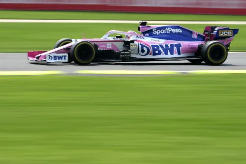 Checo Pérez corriendo en el GP de México