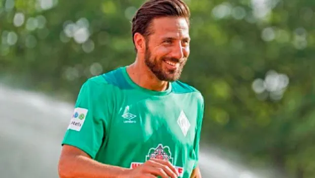 Claudio Pizarro en un entrenamiento con Werder Bremen