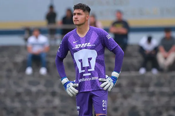 Gustavo Alcalá en un partido de Sub 20 con Pumas