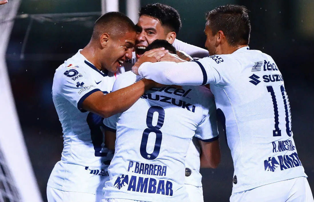 Jugadores de Pumas celebrando un gol