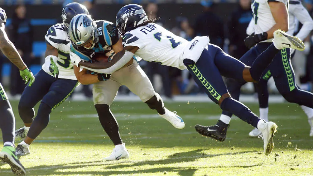 Tre Flowers taclea a Christian McCaffrey de Panthers