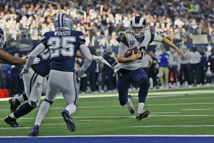 Jared Goff corre con el balón