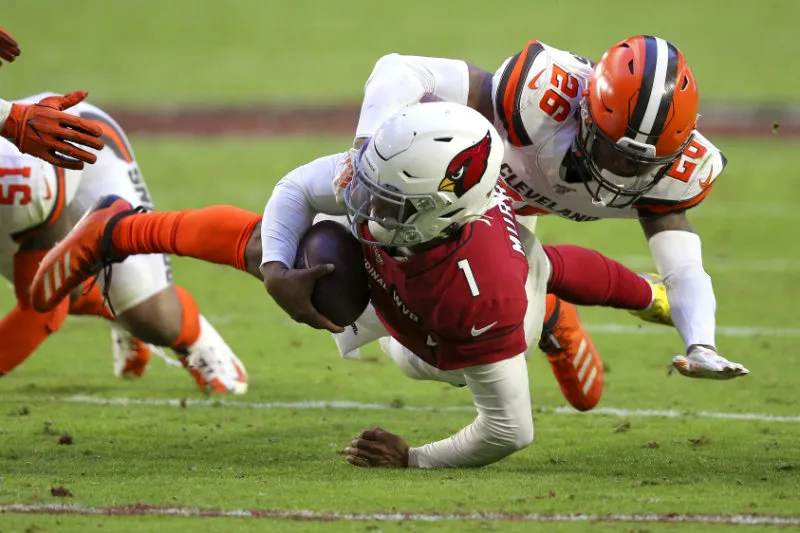 Cardinals y Browns en jugada de la NFL