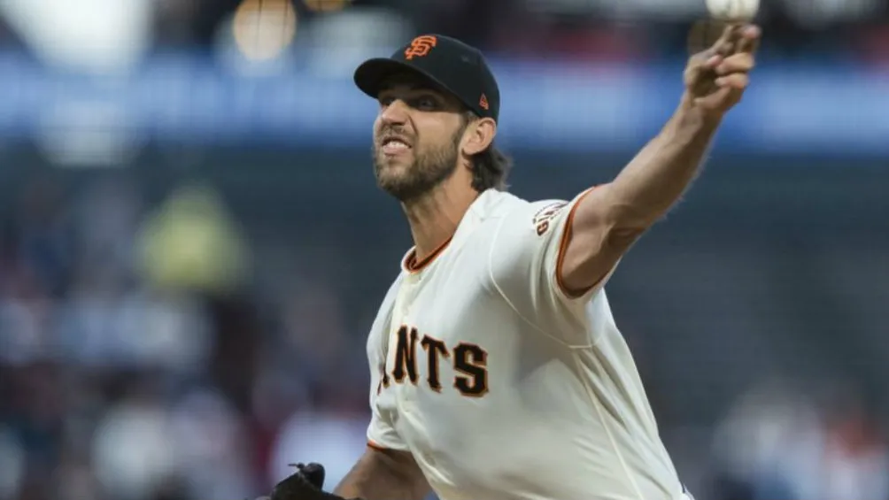 AP Bumgarner efectuando un lanzamiento