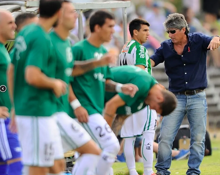 Pablo Alonso dirigiendo partido de la Liga uruguaya