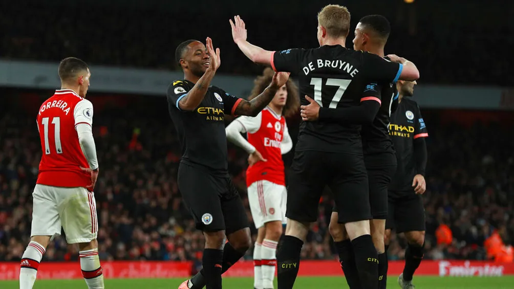 El City festeja uno de los tres goles contra el Arsenal