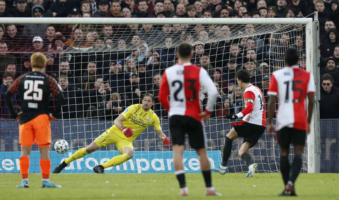 EFE Steven Berghuis cobrando uno de los penales ante PSV