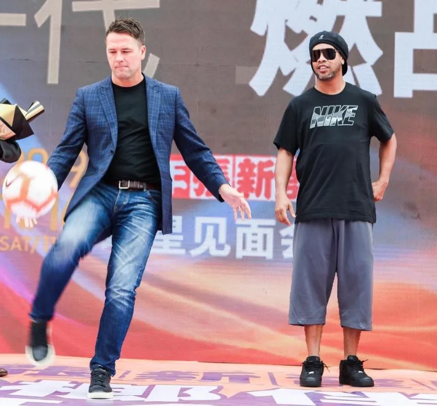 Owen y Ronaldinho en un evento en China