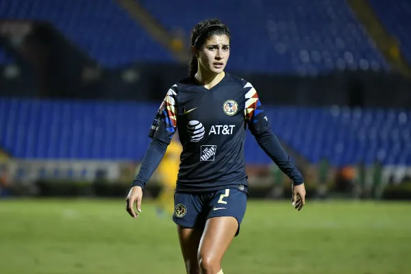 Alondra González en acción con las Águilas