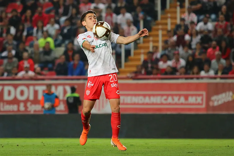 IMAGO7 Jesús Angulo baja el balón con el pecho en un partido del Necaxa