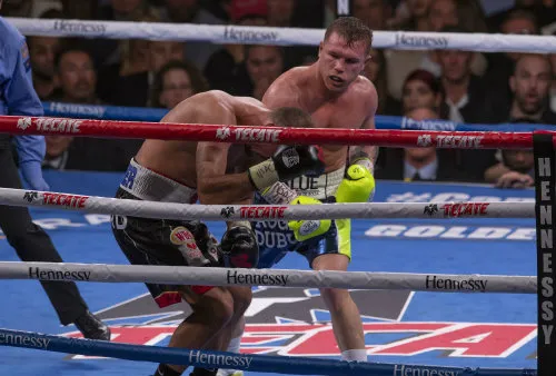 MEXSPORT Canelo Álvarez le conecta un golpe a Kovalev