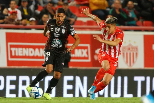 Alexis Peña marca a Franco Jara