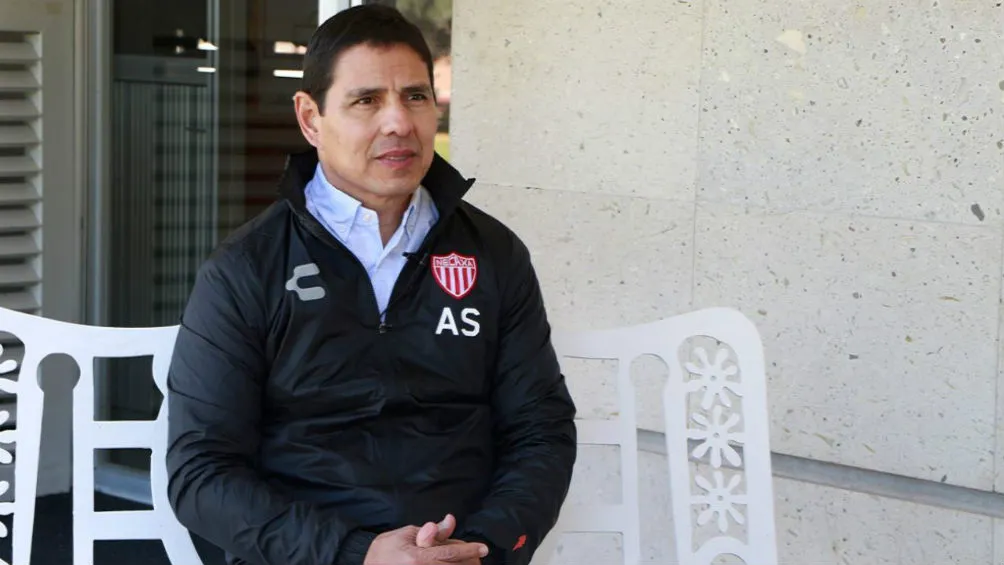 Poncho Sosa vestido con el uniforme de su nuevo equipo