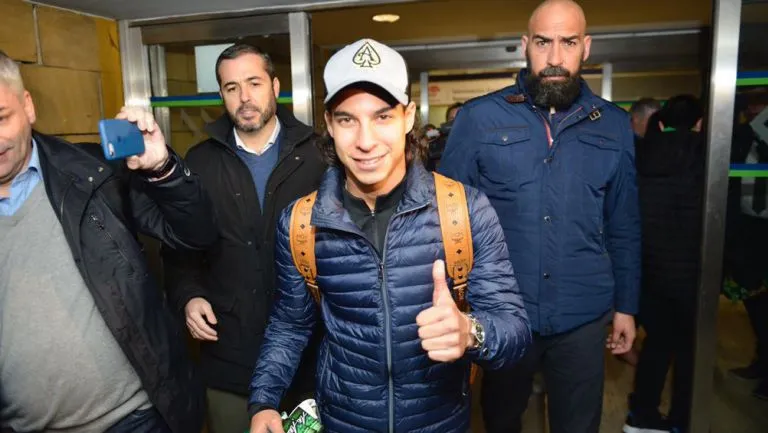 Lainez, en su llegada a Sevilla para reportar con Betis