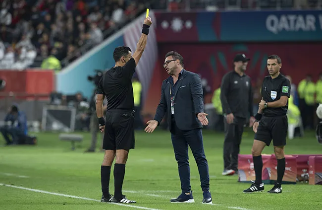 MEXSPORT Mohamed es amonestado por el árbitro en el juego vs Liverpool