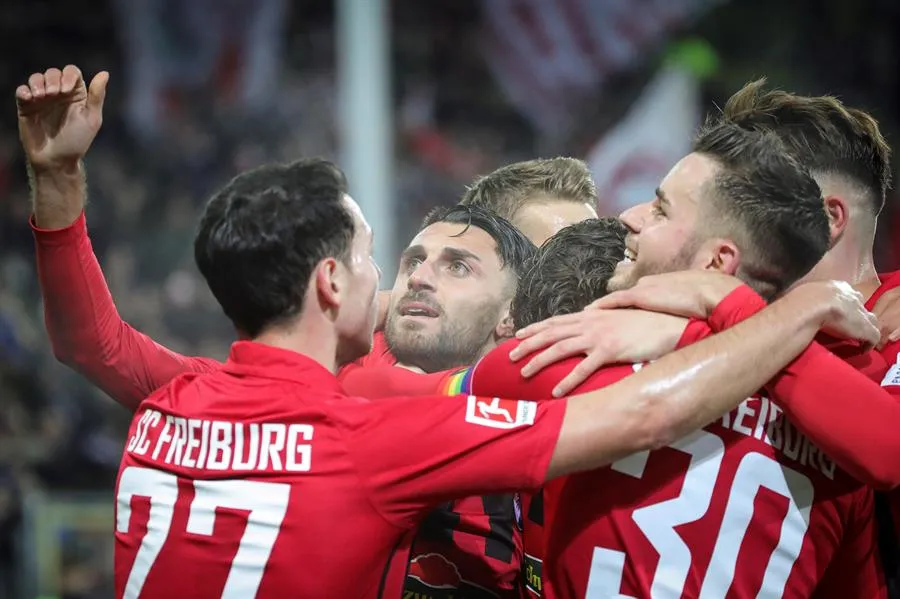 EFE Jugadores del Friburgo festejan una anotación