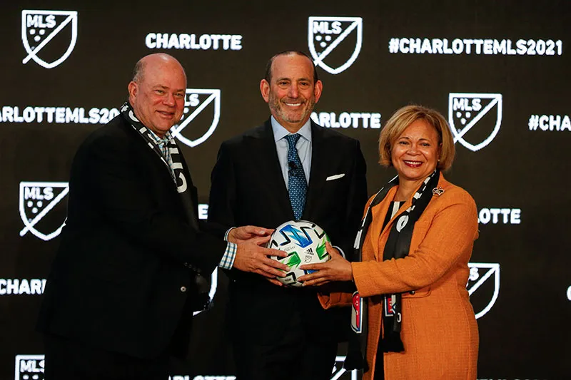 AP David Tepper, Don Garber y la alcaldesa Vi Lyles