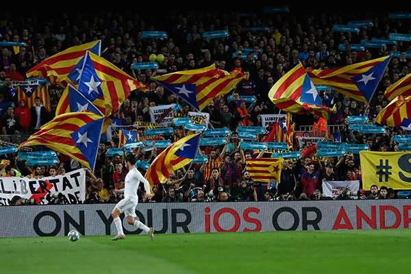 AP Las banderas de Cataluña durante el Clásico de España