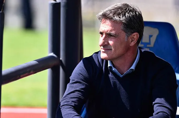 Míchel González en un partido con los Pumas