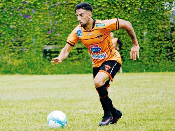 Souza en un partido con IA Sud America Montevideo