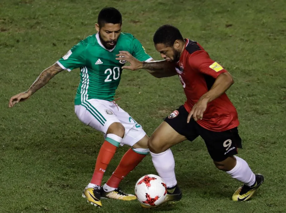 IMAGO7 Shahdon Winchester trata de dejar en el camino a Javier Aquino