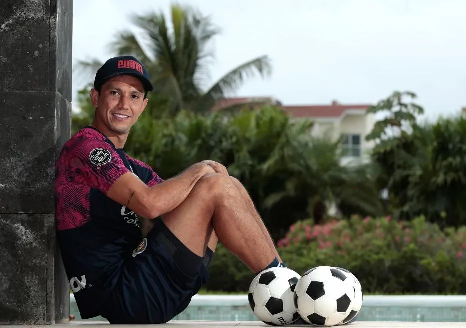 DANIEL GÁMEZ Jesús Molina posa en la pretemporada de Chivas