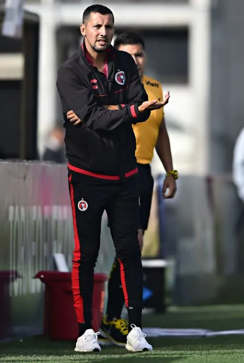 Yasser en un entrenamiento con los juveniles