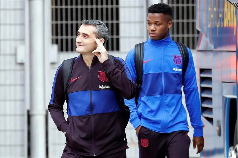 Ansu Fati camina atrás de Valverde