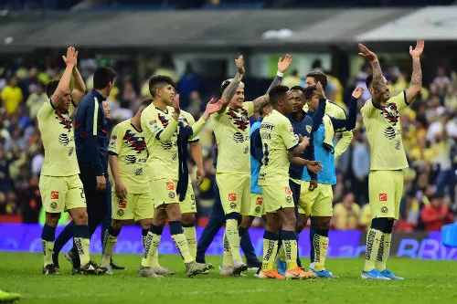 Jugadores del América celebran el triunfo ante Monarcas