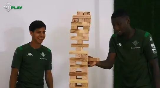 ESPECIAL Diego Lainez jugando Jenga con Emerson