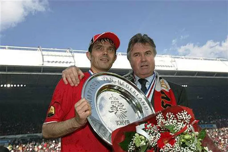 EFE Hiddink con Phillip Cocu, tras ganar la Liga de Holanda con PSV en 2006