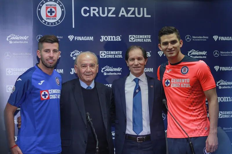 Jaime Ordiales posa con los refuerzos de Cruz Azul y Billy Álvarez