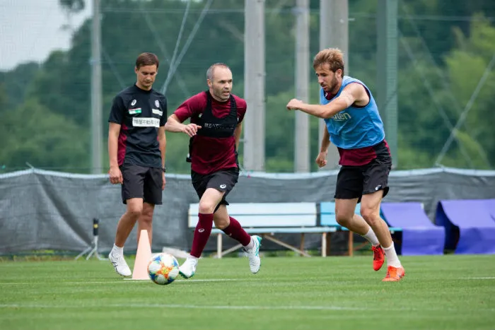 FACEBOOK VISSEL KOBE Iniesta, en un entrenamiento del Vissel