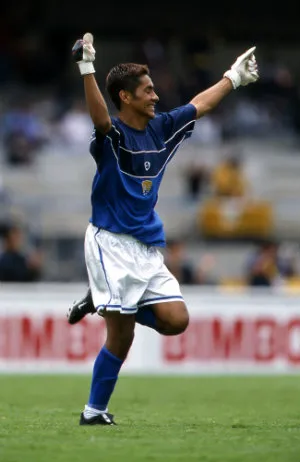 Jorge Campos durante un partido de Pumas