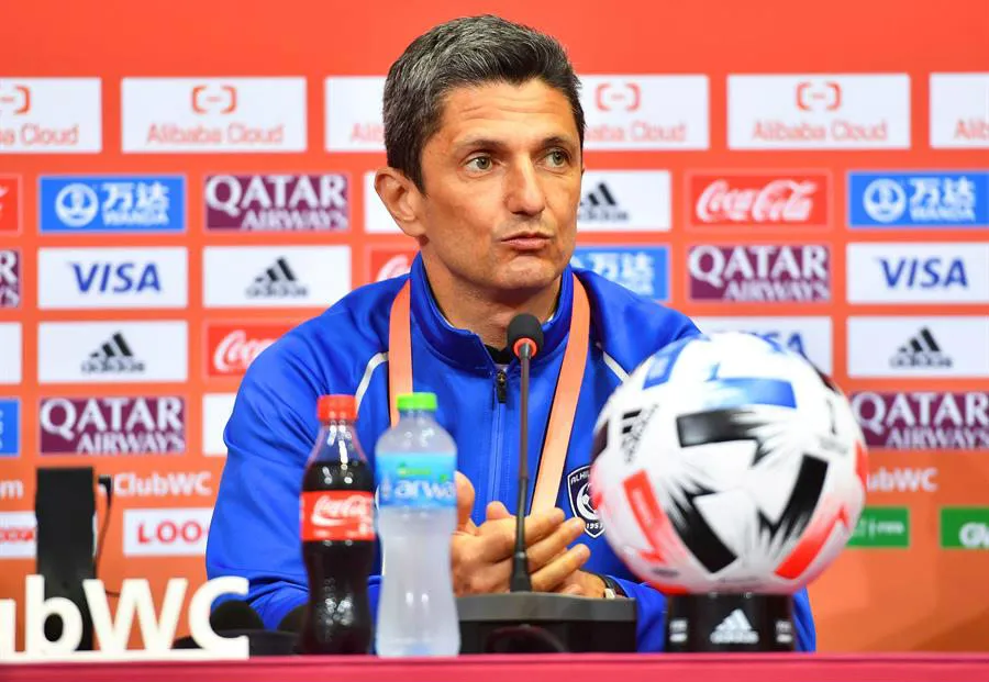 El técnico rumano en conferencia de prensa