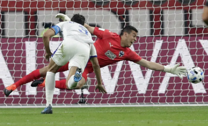 Cárdenas detiene el tiro de Carlos Eduardo