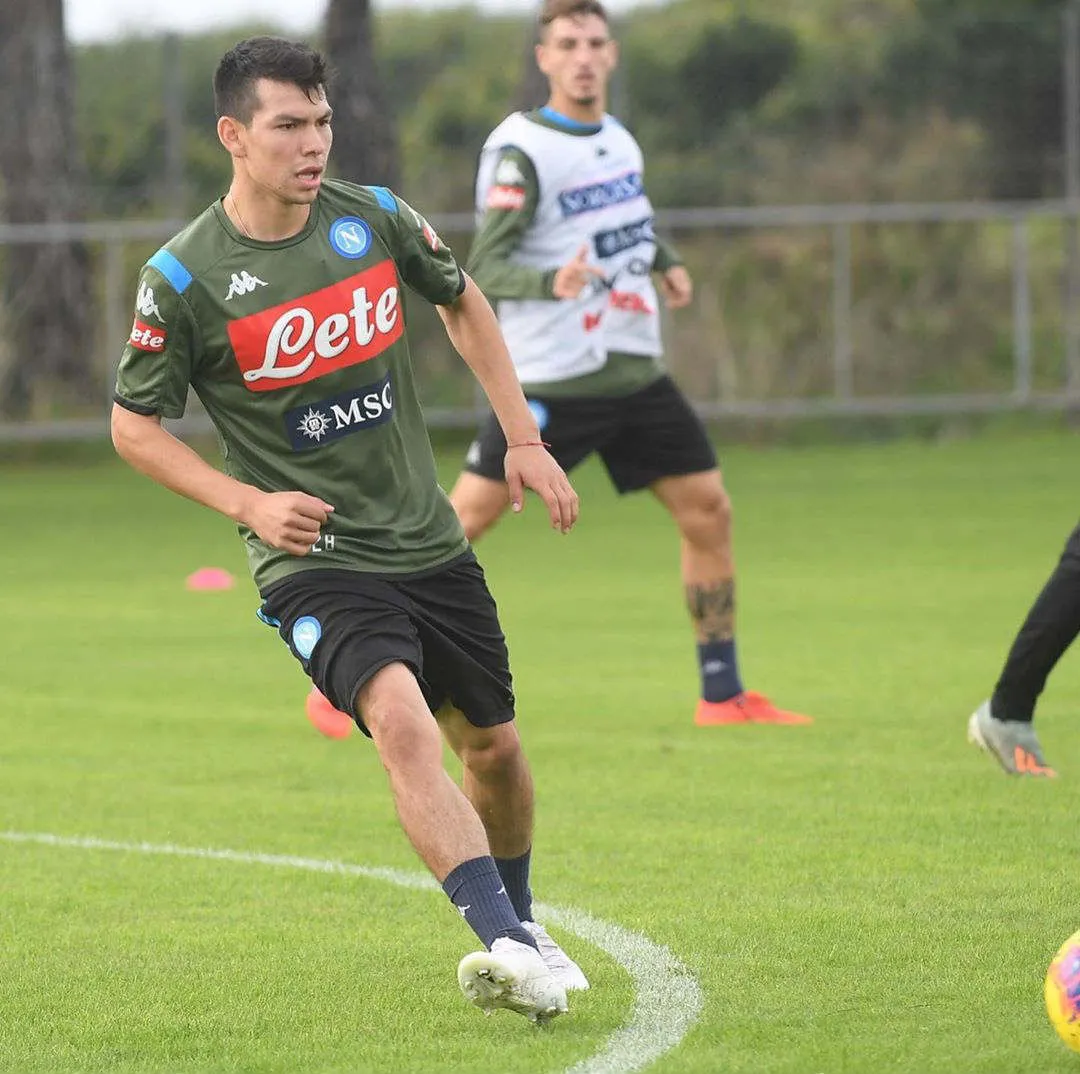 Hirving Lozano durante un entrenamiento del Napoli Hirving Lozano durante un entrenamiento del Napoli