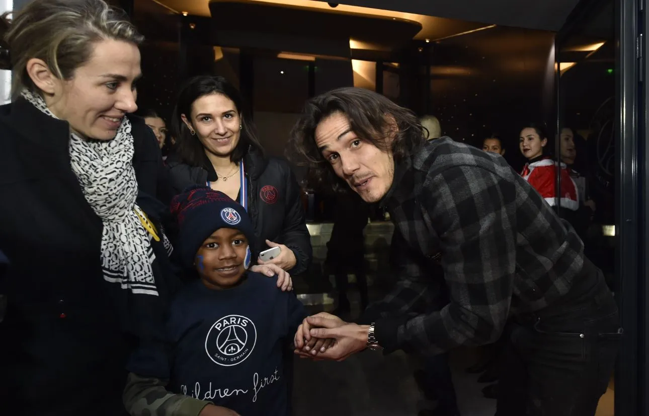TWITTER@PSGCHILDREN Cavani conviviendo con los niños de la fundación