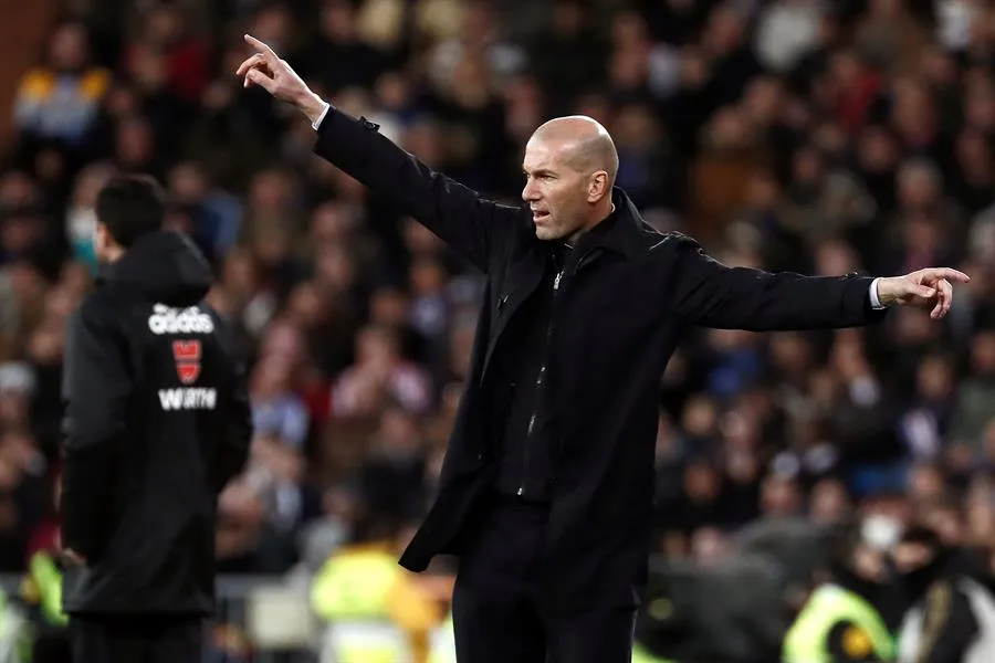 Zidane da una indicación a sus jugadores