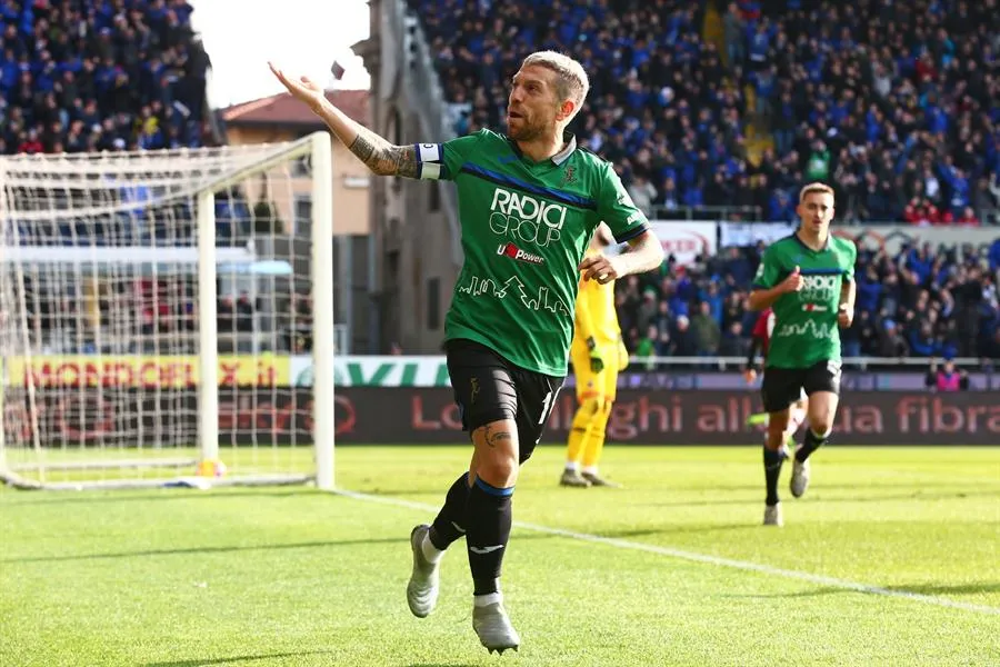 Papu Goméz celebra su gol contra Milan