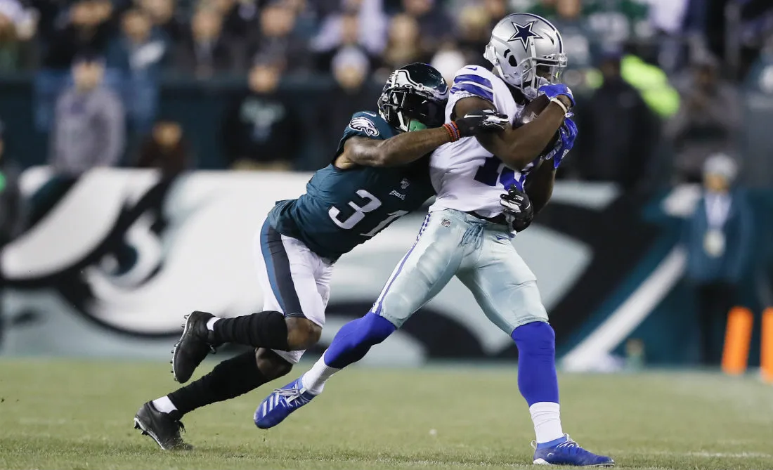 AP Michael Gallup de Cowboys recibiendo un pase, mientras Jalen Mills defiende