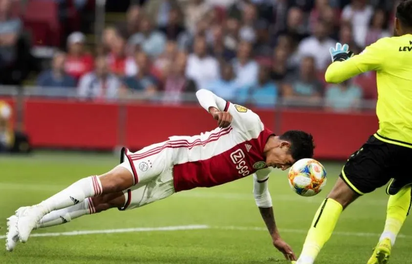 Edson intenta un remate a portería